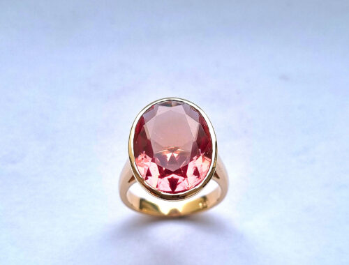 Changing stone gold ring